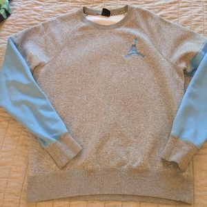 Vintage mens Air Jordan crewneck with blue sleeves